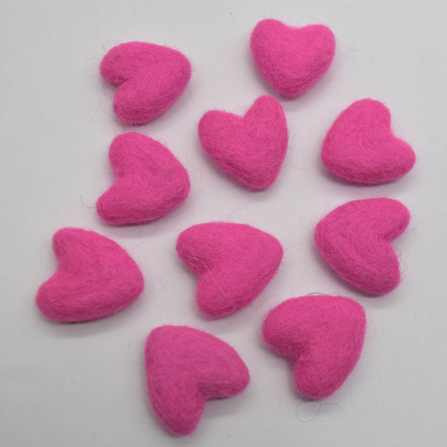 100% Wollfilz Herzen - 10 Stück - ca. 3 cm - Knallpink