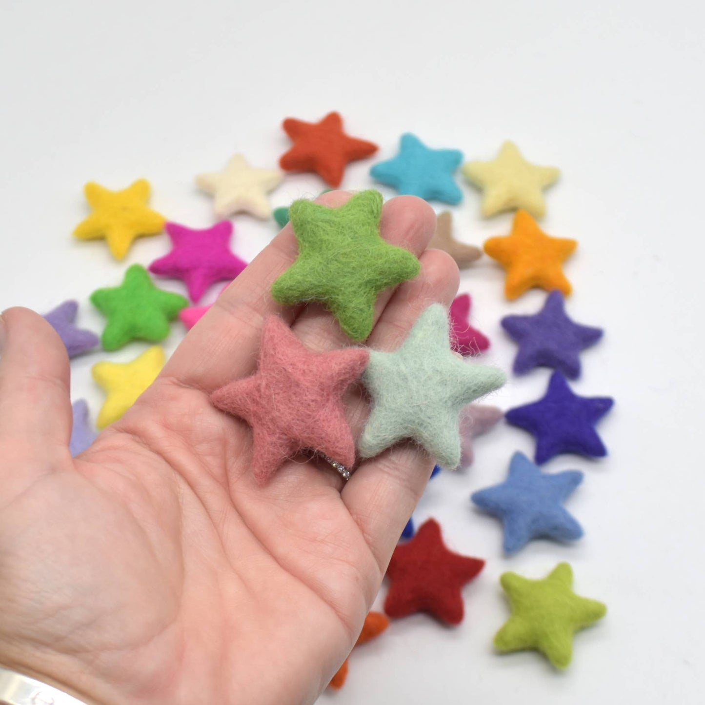 100% Wollfilz Sterne - 30 Stück - ca. 3,5 cm - Verschiedene helle und leuchtende Farben