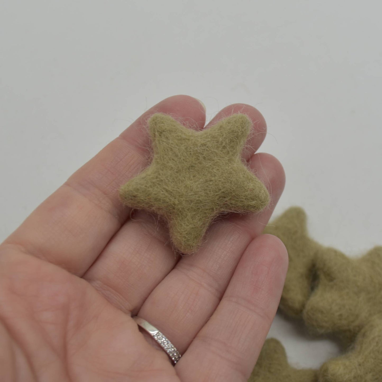 Wollfilzsterne 10 Stück 3,5 cm Hellolivgrau