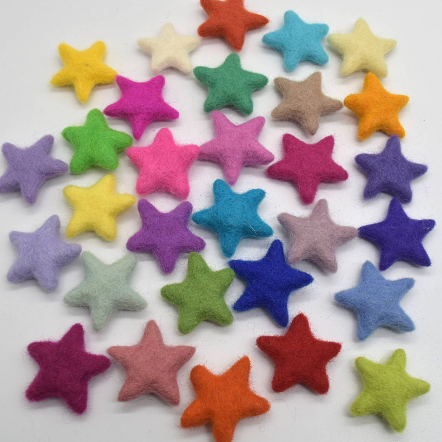 100% Wollfilz Sterne - 30 Stück - ca. 3,5 cm - Verschiedene helle und leuchtende Farben