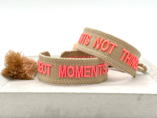 COLLECT MOMENTS NOT THINGS Statement Armband bestickt 