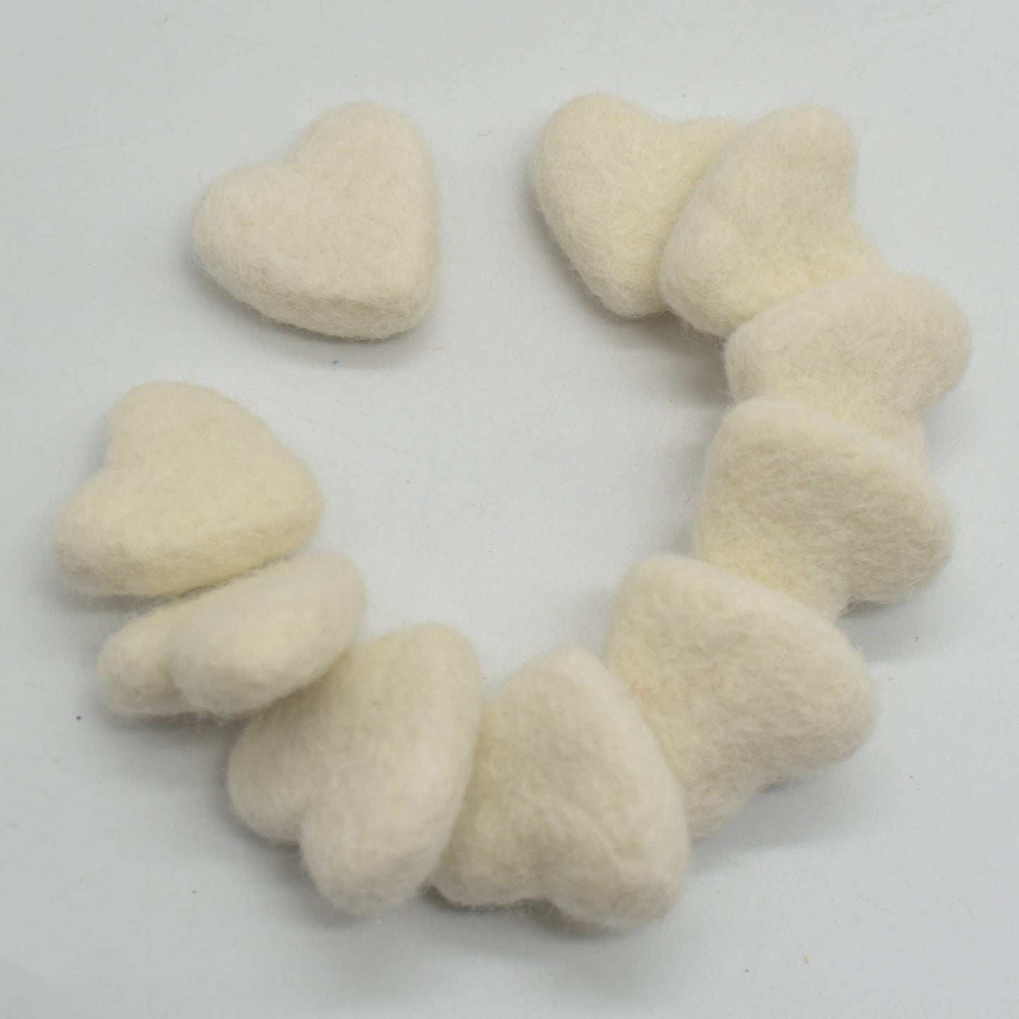 100% Wollfilz Herzen - 10 Stück - ca. 3 cm - Elfenbein