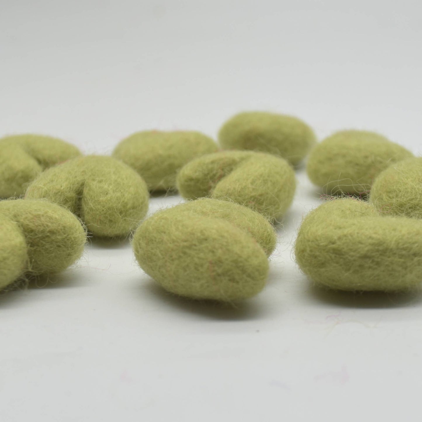 Wollfilzherzen 10 Stück 3 cm Hellgelbgrün
