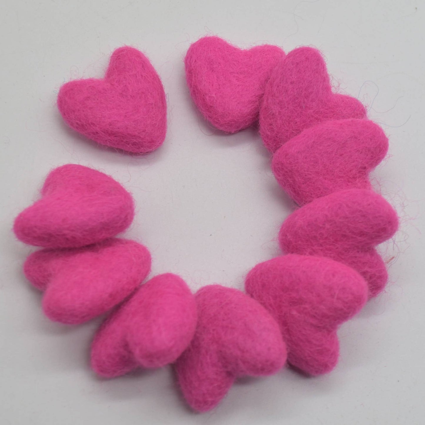 100% Wollfilz Herzen - 10 Stück - ca. 3 cm - Knallpink