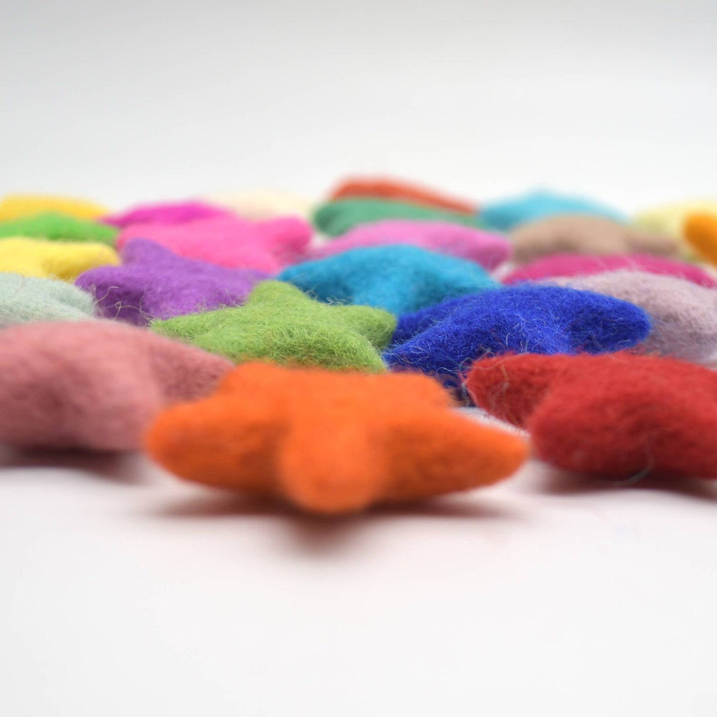 100% Wollfilz Sterne - 30 Stück - ca. 3,5 cm - Verschiedene helle und leuchtende Farben